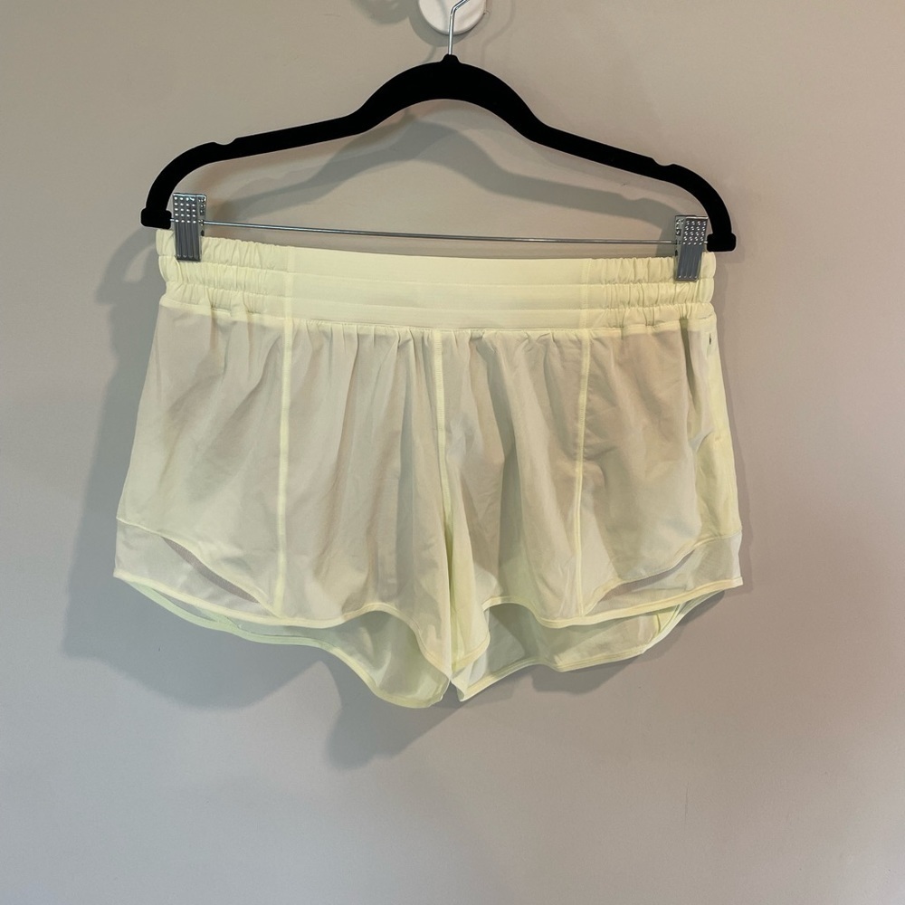 NWOT Lululemon Hotty Hot Low-Rise Lined Short 4”